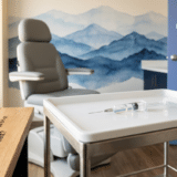 Réception moderne de Médecine podiatrique du Plateau à Gatineau — mur géométrique bois et navy